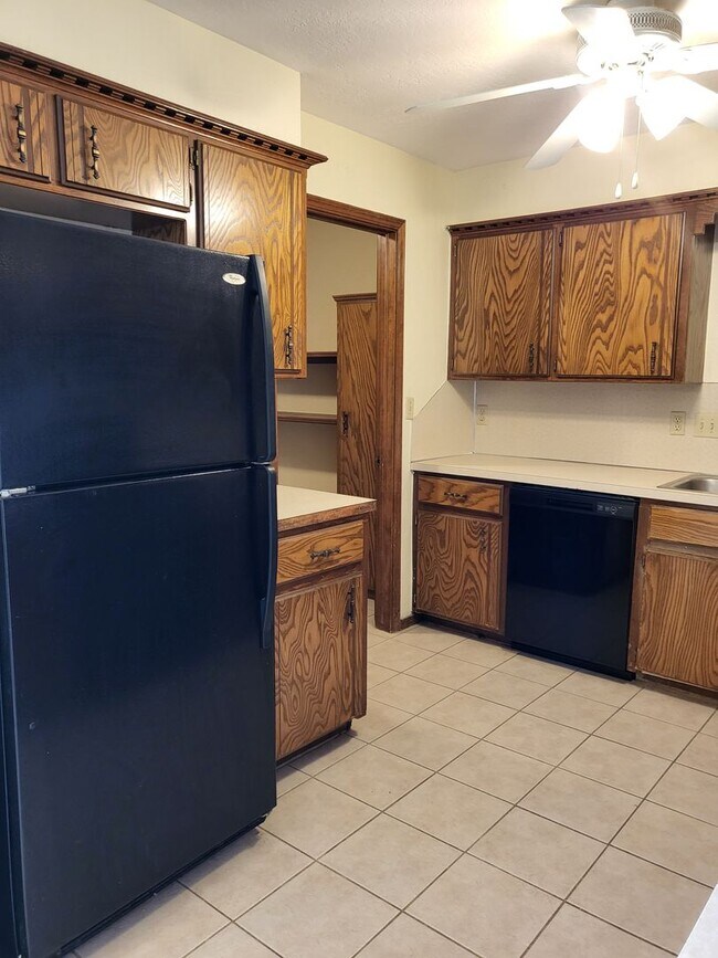 Building Photo - (3) Bed/(2) Bath in West Norman!