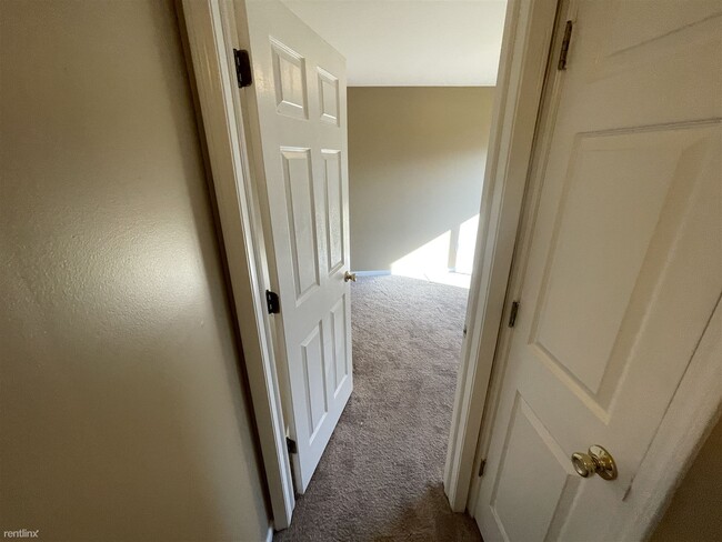Building Photo - 2 br, 1 bath Condo - Martin Orchards Condo...