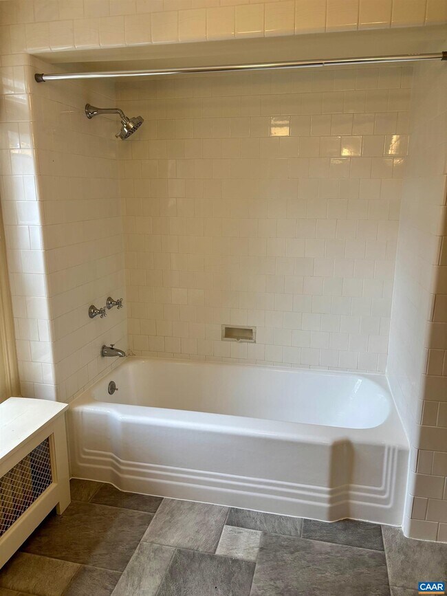 Building Photo - 800 Glendower Rd