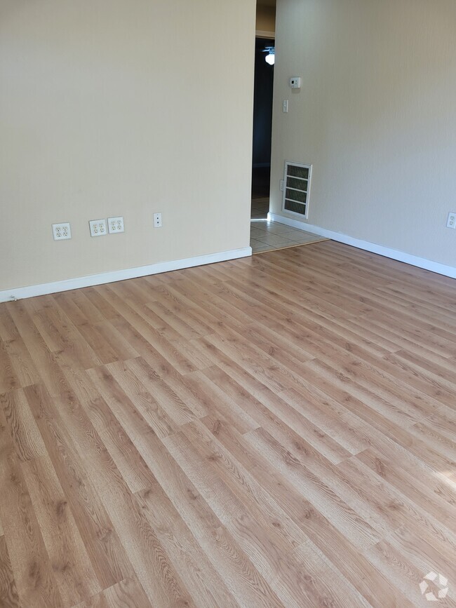 Building Photo - 301 N Greenbriar Rd