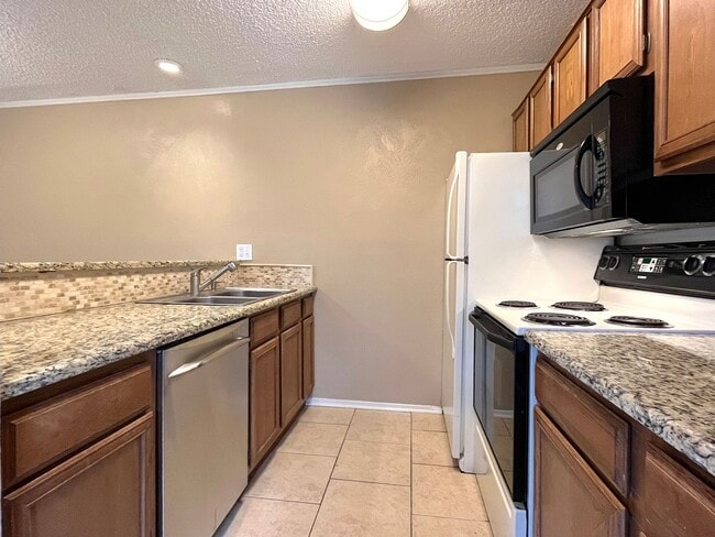 Building Photo - SUBLEASE AVAILABLE JULY  Spacious One Bedroom Condo Close to Campus On the Bus Route