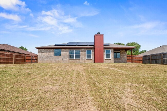 Building Photo - Available NOW!!!! This 3 bedroom, 2 bath, 2 car garage home has no carpet. All flooring is LVP an...
