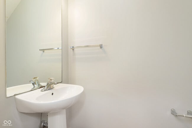 Building Photo - 8333 Clayhurst Dr