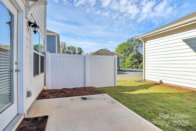 Building Photo - 646 Sagecroft Ln