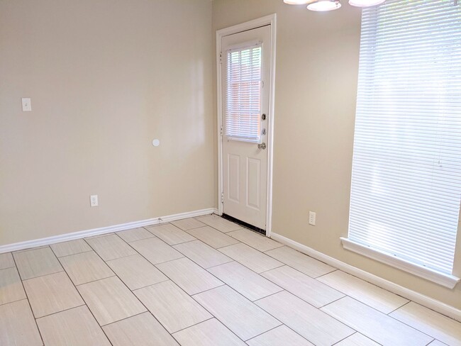 Building Photo - IMMEDIATE MOVE IN!!!  AMAZING 4 BED/3.5 BA...