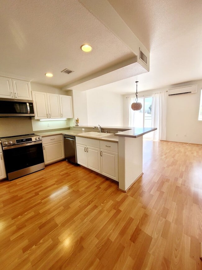 Building Photo - AVAILABLE | Hawaii Kai: 3 Bedroom,2.5 Bathroom Townhome w/AC & Attached Garage |  | Features: In ...