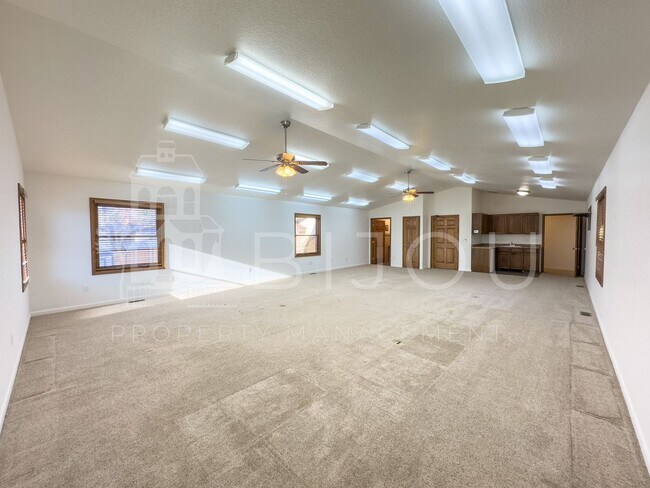 Building Photo - Ivywild Main Floor Living