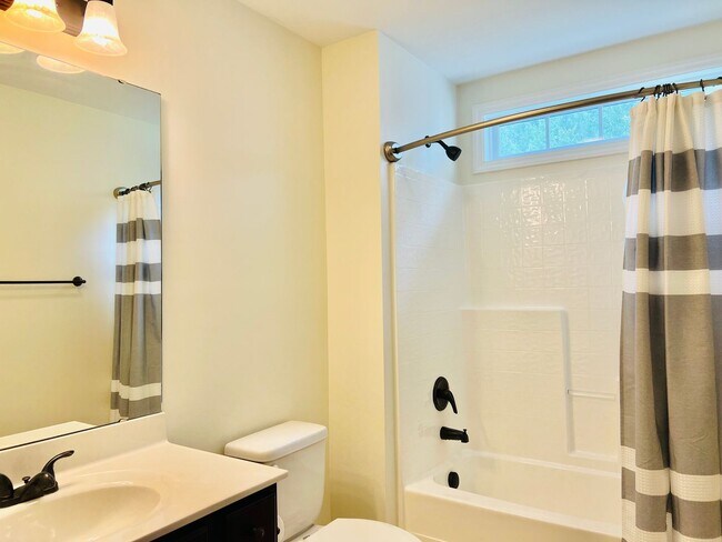 Building Photo - 4BR/2.5BA, Modern Kitchen, Large Fenced Ya...