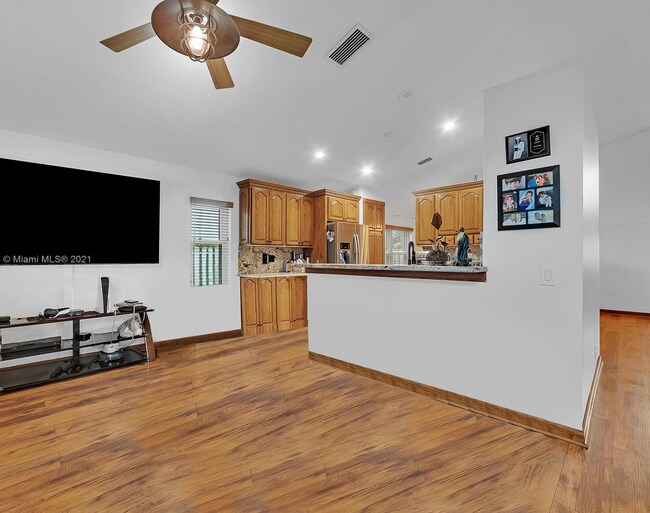 Building Photo - 204 Cameron Dr