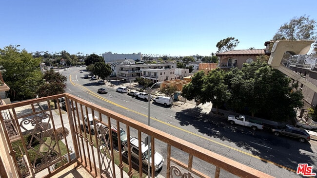 Building Photo - 956 S Wilton Pl