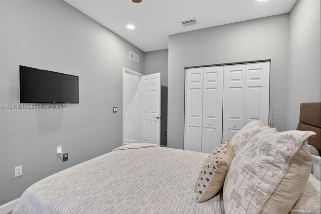 Building Photo - 12140 Village Pl