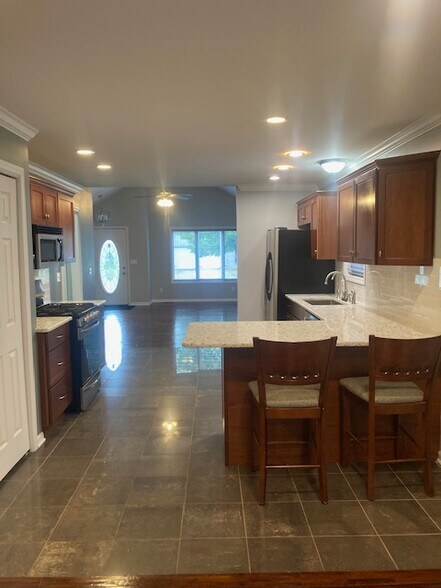 Kitchen Island - 404 9th Cir SE
