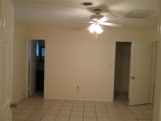 Building Photo - 4831 Bayview Dr