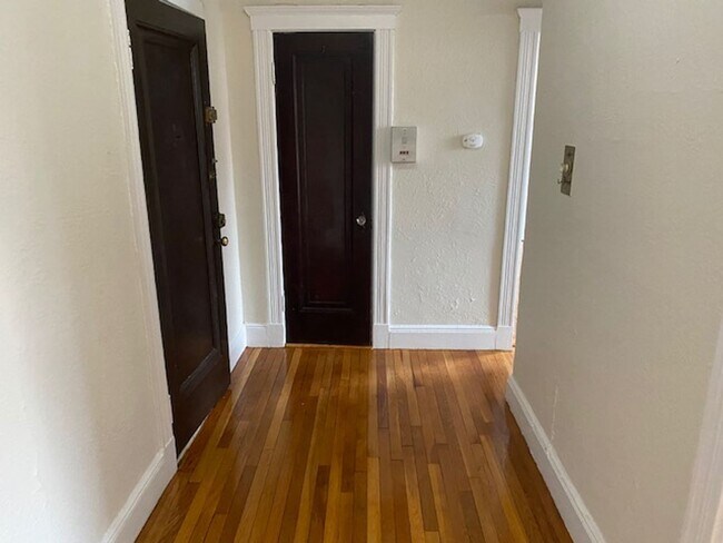 Building Photo - NO BROKER FEE! Available SEPT 1st in Allst...