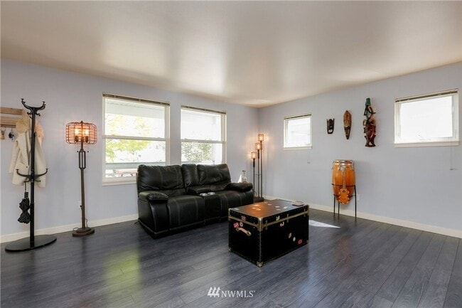 Building Photo - Beacon Hill 3bed 2.5bath Home
