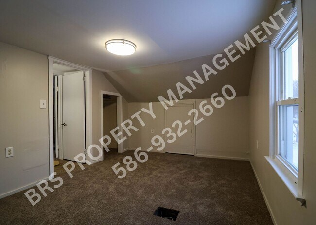 Building Photo - 3 Bedroom 1 Bathroom corner lot in Rochester Hills