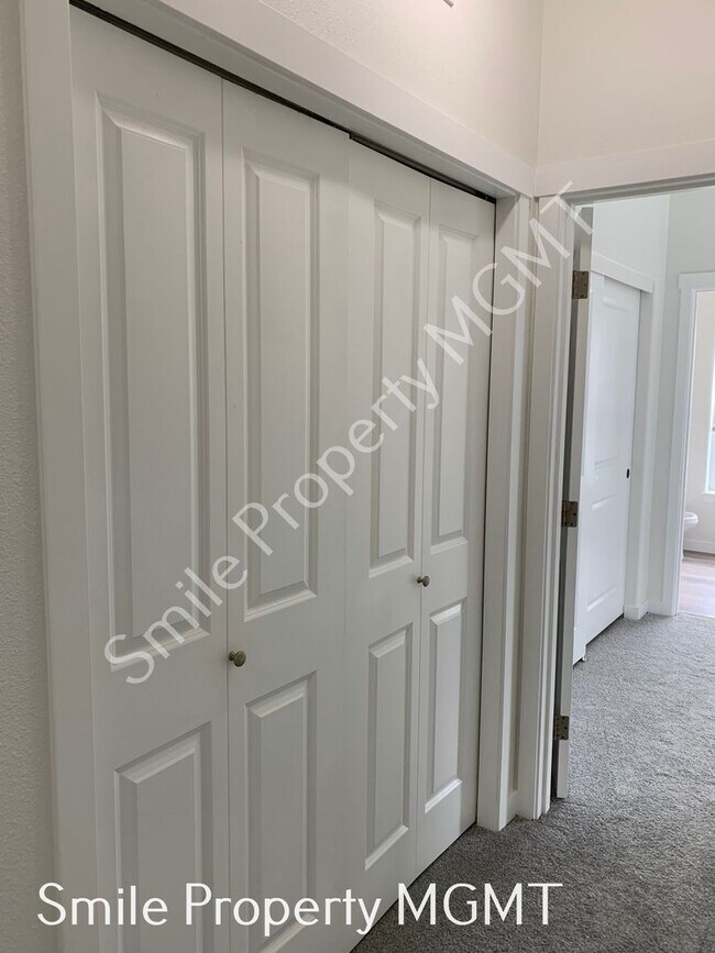 Building Photo - A great condo with 2 bedrooms and 2.5 bathrooms, single car garage in gated community in Happy Va...