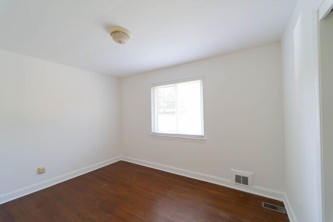 Building Photo - 50's Rambler with 5 BR & 3 BA in One of the Best Locations in Arlington