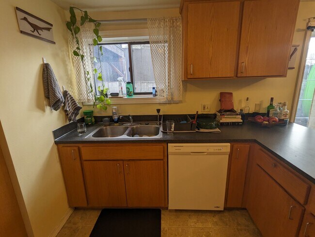 Building Photo - Cherry St Duplex