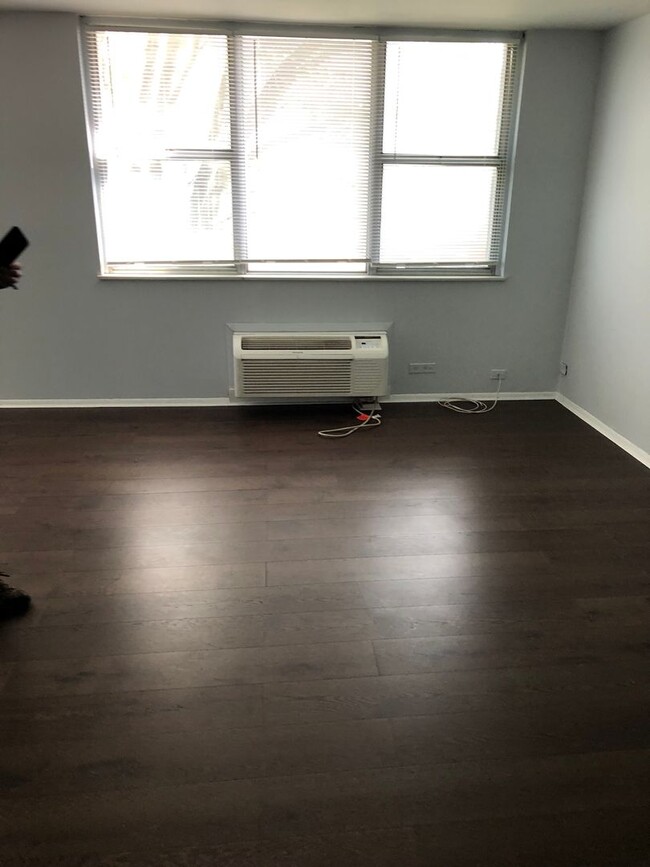 Building Photo - 2 Bedroom 2 Bath Newly Remodeled Unit. Hea...