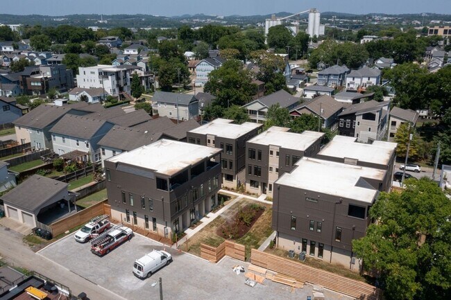 Building Photo - Stunning Salemtown Townhome!