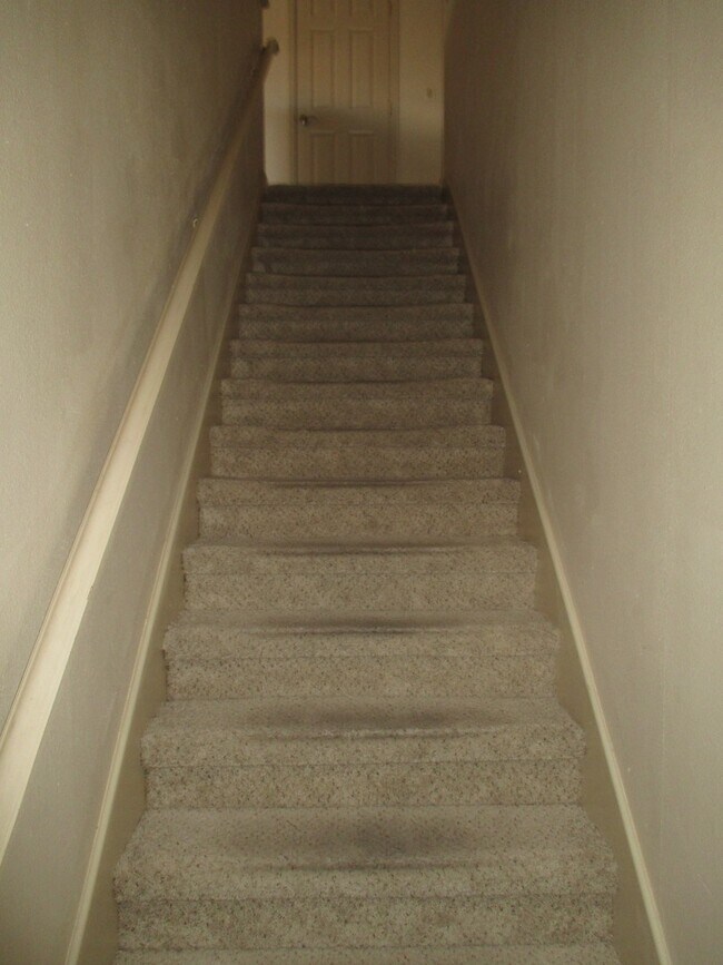 Building Photo - 1 Bedroom, 1 Bath with a Single Car Garage