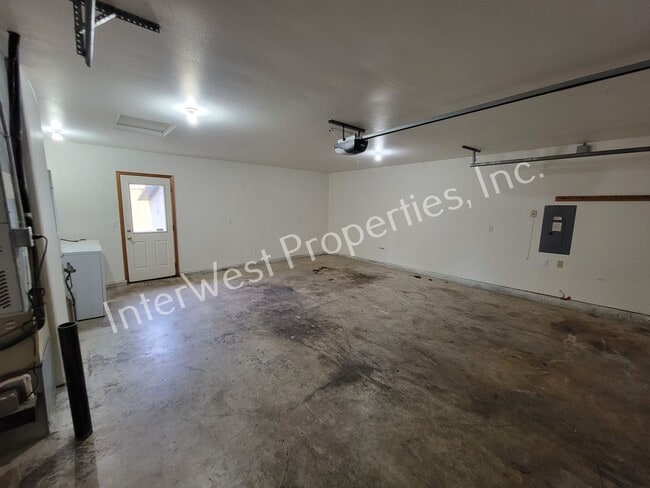Building Photo - Tigard 3 Bd 2ba Ranch Style Home on Flag L...