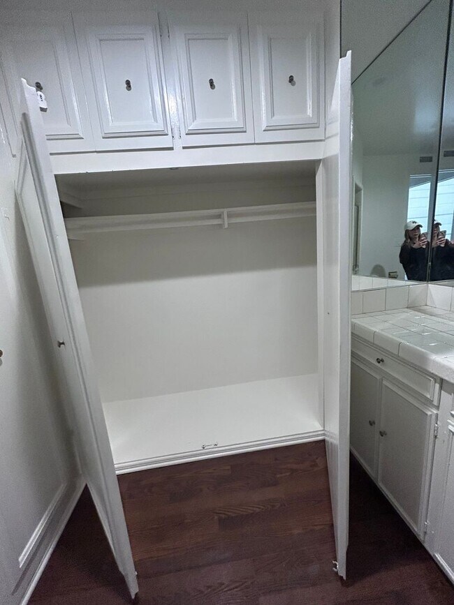 Building Photo - 9080 Shoreham Dr