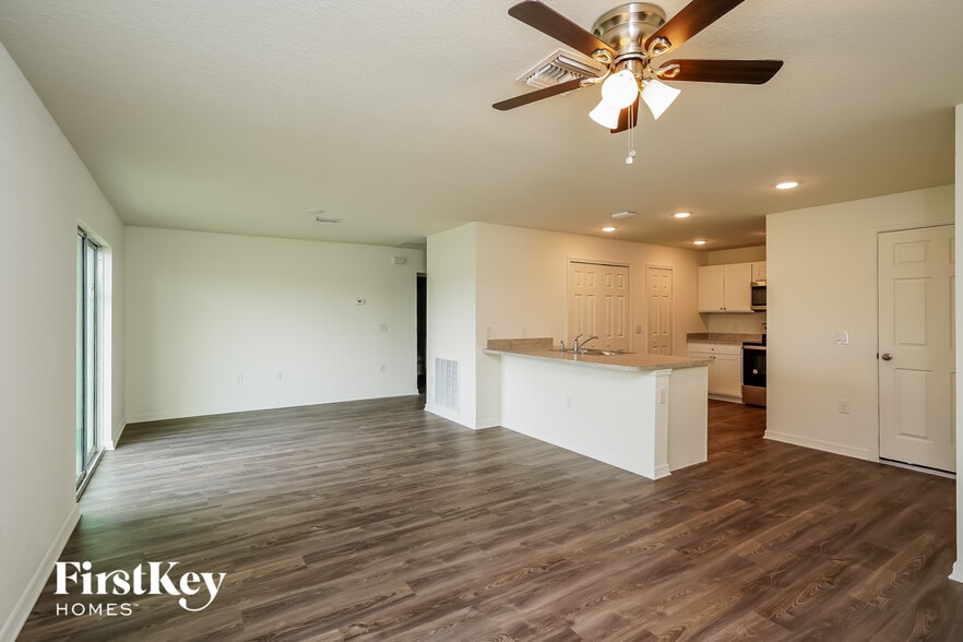 Building Photo - 2204 NE 22nd Pl