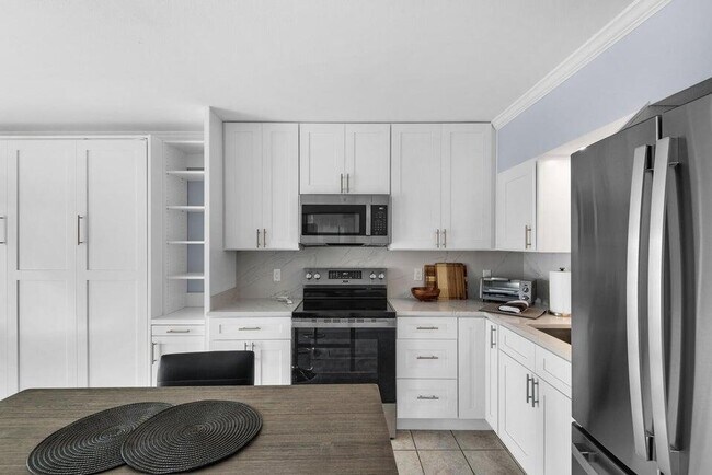 Building Photo - 210 Pelham Rd