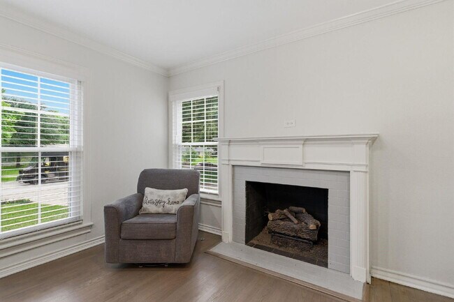 Building Photo - "Beautifully Maintained 3-Bedroom, 3-Bath Gem with Modern Updates, Spacious Living and Exceptiona...