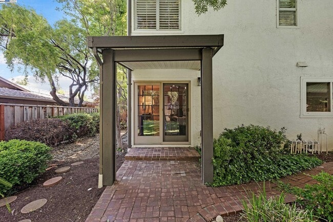 Building Photo - 519 Ellesmere Dr
