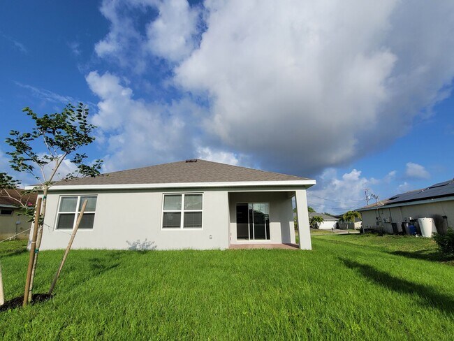 Building Photo - 337 SW 30th Ave