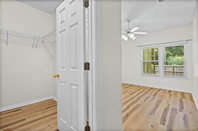 Building Photo - 732 Willow Bridge Dr W