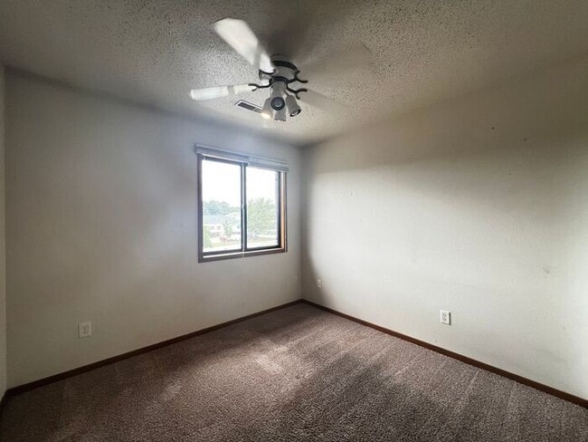 Building Photo - $825 | 2 Bedroom, 1 Bathroom Apartment | N...