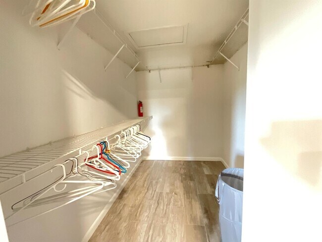 Building Photo - 5574 Royal Lake Cir