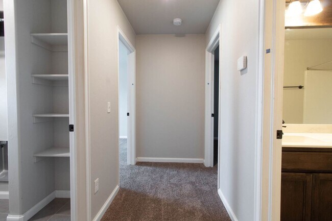 Building Photo - A Charming 3BD/2BTH Retreat with Modern El...