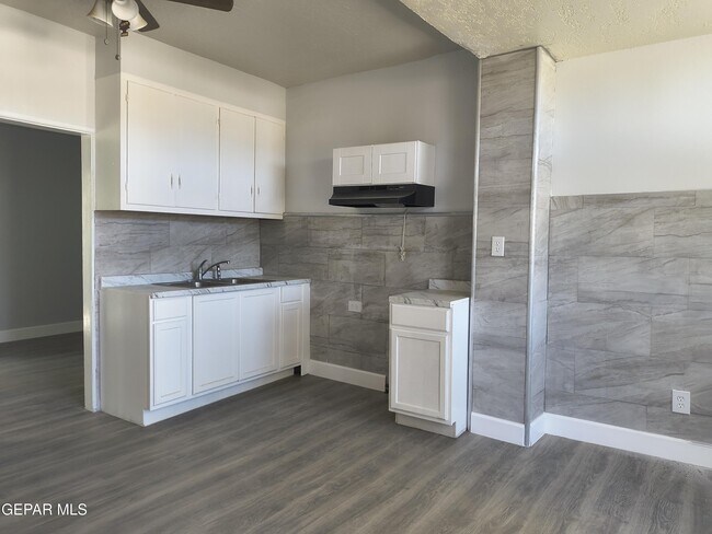 Building Photo - 714 N San Marcial St