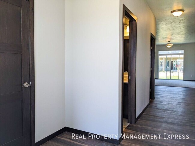 Building Photo - 3 Bedroom 2.5 Bathroom Townhome w/ Attache...