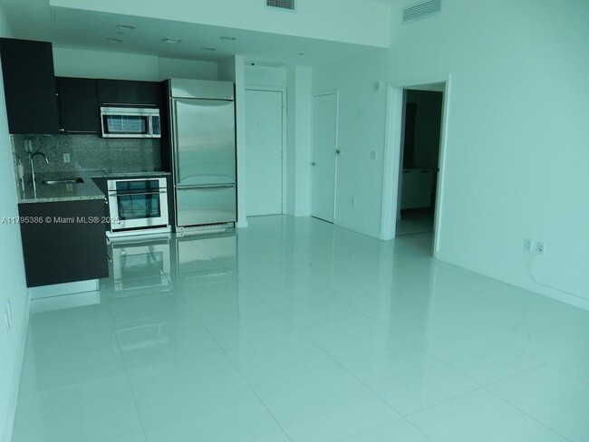 Building Photo - 950 Brickell Bay Dr