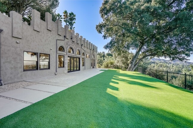 Building Photo - 15851 Mulholland Pl