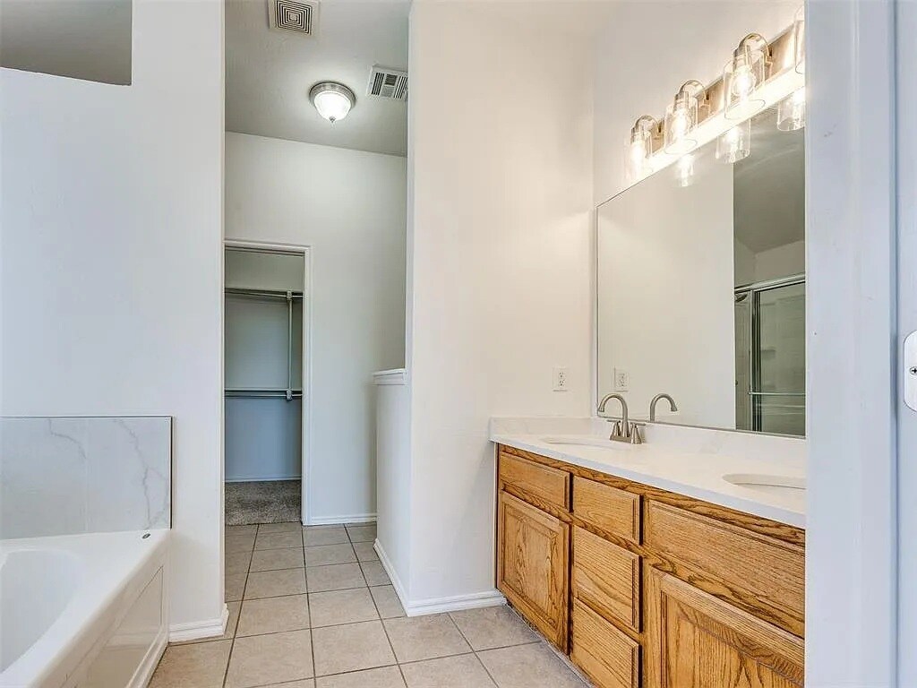 Building Photo - 2417 Arbor Dr