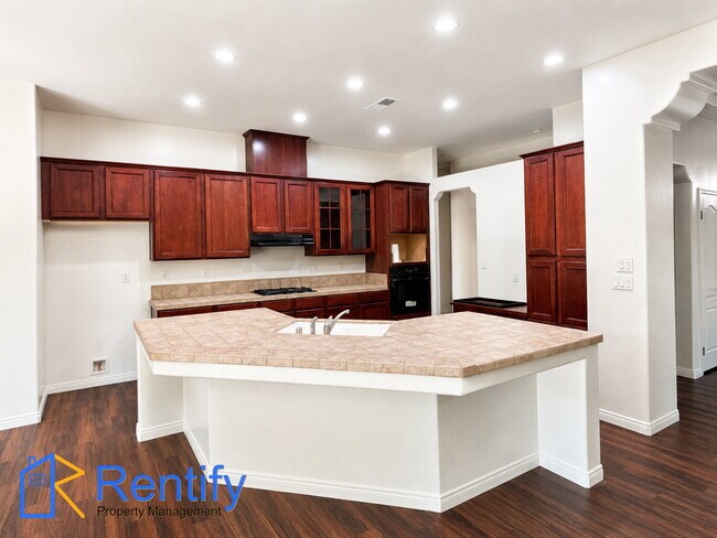Building Photo - 4 bed, 2.5 bath home in NW Bakersfield - Gardener included