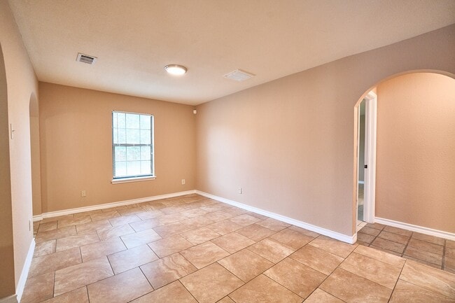 Building Photo - 10126 Northview Dr