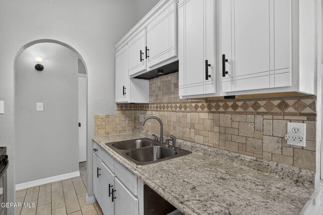 Building Photo - 9128 Bur Oak Cir