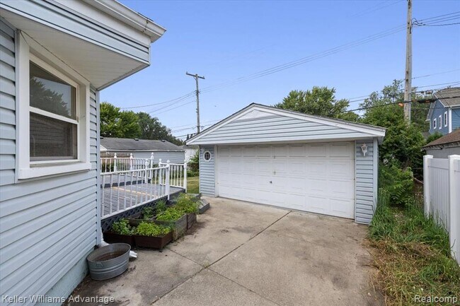 Building Photo - 1023 Amelia St