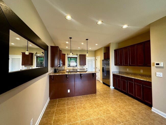 Building Photo - Welcome to this cozy and inviting 2-bedroo...