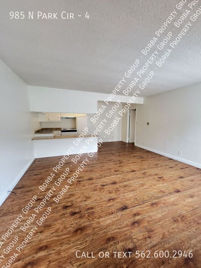 Building Photo - 985 N Pk Cir