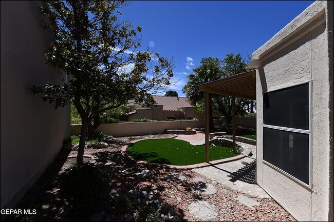 Building Photo - 1004 Los Jardines Cir