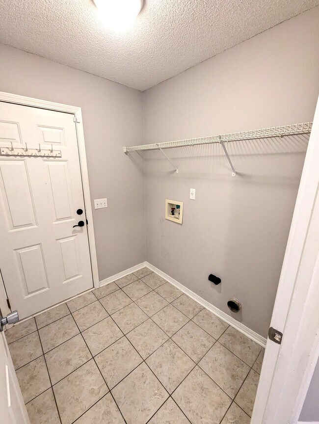 Building Photo - 9475 Pine Lily Ct